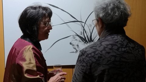 Monika Hoffer erklärt ihre Malkunst im Landratsamt