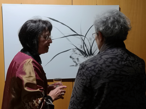 Monika Hoffer erklärt ihre Malkunst im Landratsamt